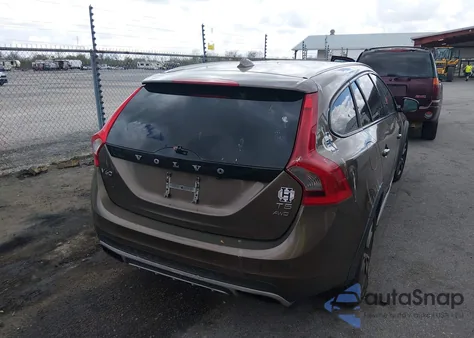 2015 Volvo V60 Cross Country T5 z USA, uszkodzony, nr VIN YV4612HK2F1001885